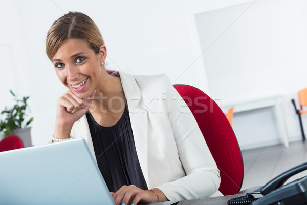 служащий прослушивании улыбаясь деловой женщины бизнеса женщину Сток-фото © Giulio_Fornasar