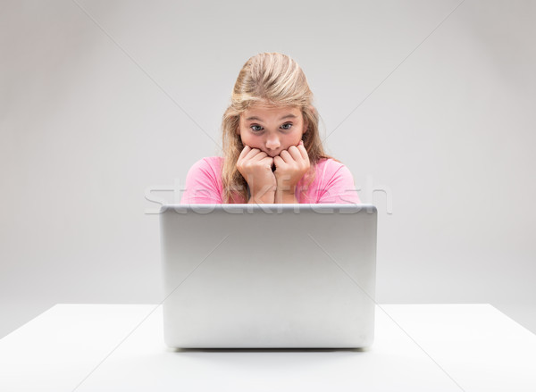 Blond meisje bange computer meisje iets Stockfoto © Giulio_Fornasar