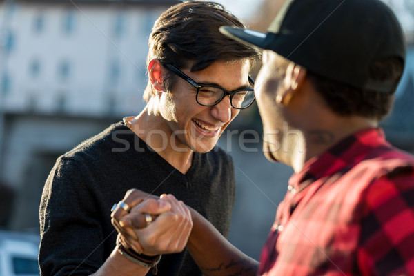 Foto d'archivio: Bene · amici · scherzando · segreto · stretta · di · mano · mano