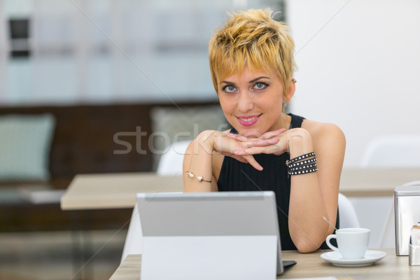 Stockfoto: Glimlachend · zakenvrouw · bureau · computer · blond · jonge