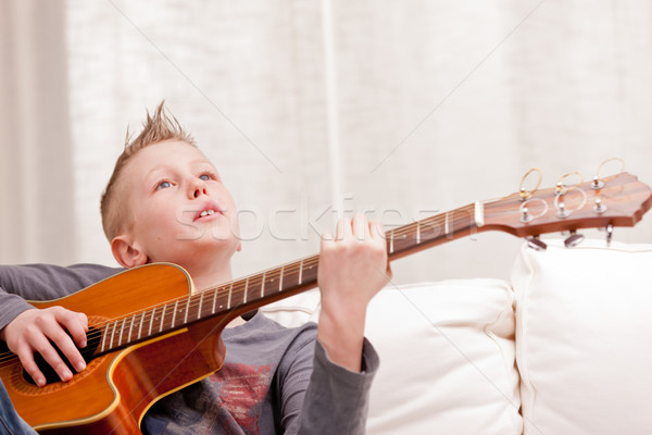 Foto stock: Pequeño · nino · jugando · guitarra · casa · sofá