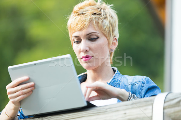 On-line niciodata înapoi tineri femeie Imagine de stoc © Giulio_Fornasar