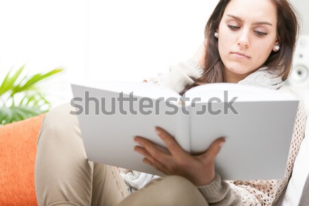 Aantrekkelijk jonge vrouw lezing hardcover boek ontspanning Stockfoto © Giulio_Fornasar