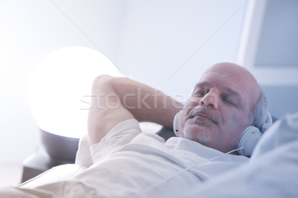 Man ontspannen sofa volwassen man witte woonkamer Stockfoto © Giulio_Fornasar
