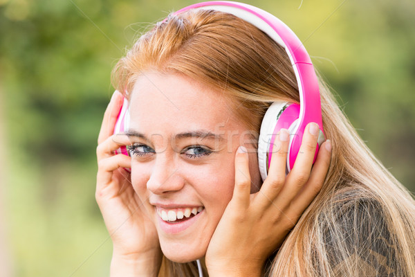 Stockfoto: Mooie · meisje · roze · hoofdtelefoon · luisteren · favoriet