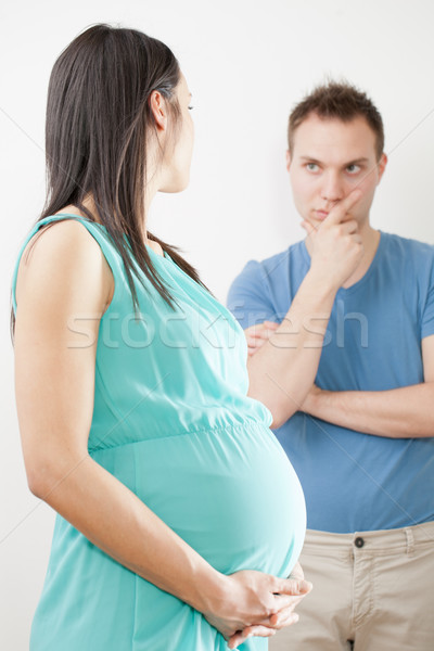 Femeie gravida indoielnic sotul prim plan uita afara Imagine de stoc © Giulio_Fornasar