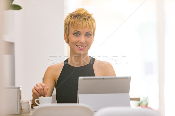 Foto stock: Belo · mulher · de · negócios · trabalhando · café · curto · penteado