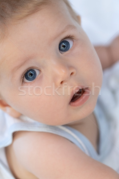Nieuwsgierig sereen weinig baby staren camera Stockfoto © Giulio_Fornasar