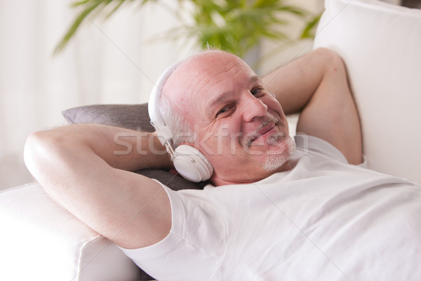 Man ontspannen sofa volwassen man witte woonkamer Stockfoto © Giulio_Fornasar