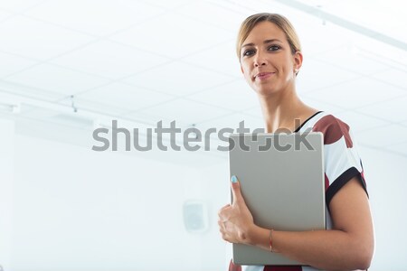 Zakenvrouw groot tablet zakenvrouw elegante jurk Stockfoto © Giulio_Fornasar