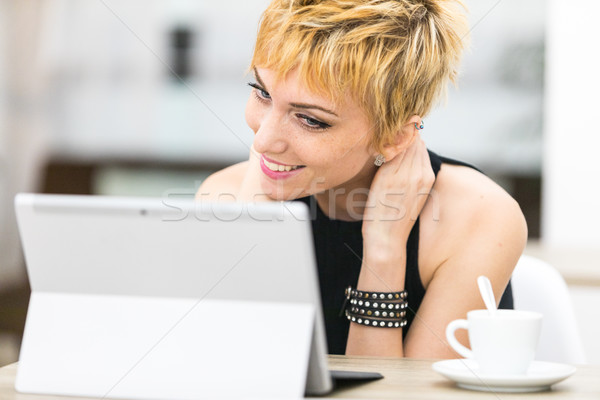 Mujer sonriente pantalla del ordenador alguien romántica fecha Foto stock © Giulio_Fornasar