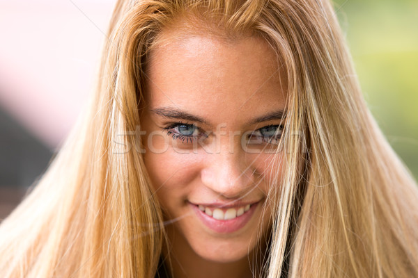 Tineri fata frumoasa spoturi zâmbitor piele iarbă Imagine de stoc © Giulio_Fornasar
