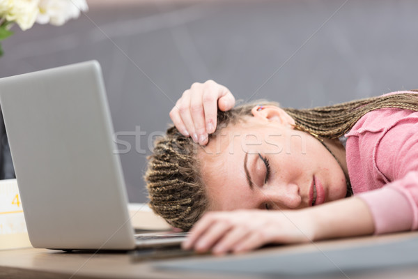 Kobieta pracy zmęczony laptop kuchnia nudzić Zdjęcia stock © Giulio_Fornasar