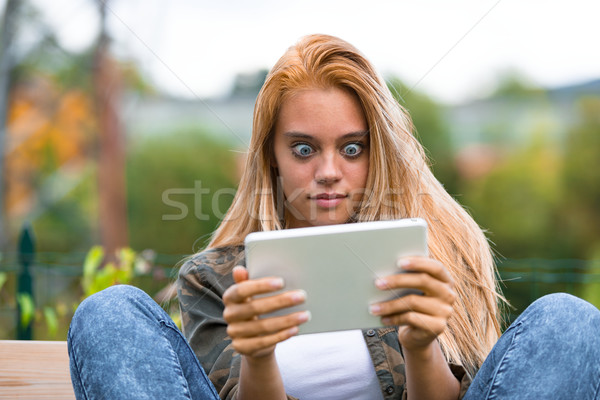 Grappig gezichten geschokt meisje tablet jonge vrouw Stockfoto © Giulio_Fornasar