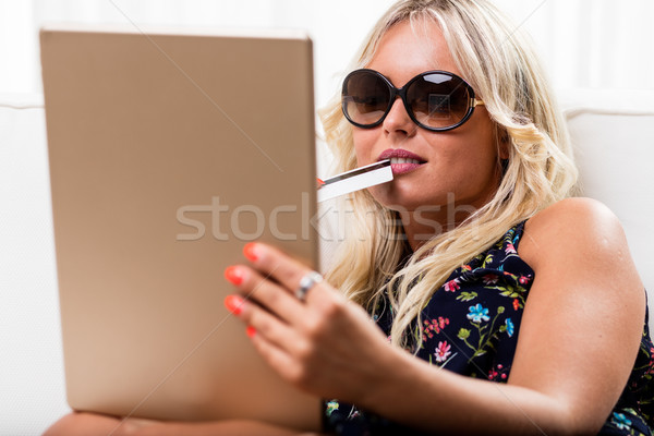 Faul Frau Kreditkarte Mund Tablet tragen Stock foto © Giulio_Fornasar