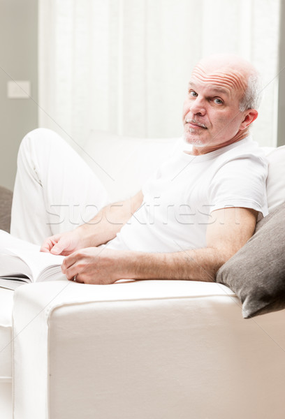 Stock foto: Mann · Lesung · Buch · Wohnzimmer · Senior · gebildet