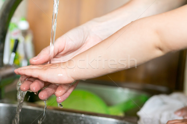 Handen baby vrouw water kind helpende hand Stockfoto © Giulio_Fornasar