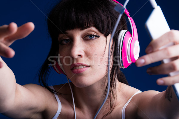 Kobieta mp3 player strony młoda kobieta czarne włosy różowy Zdjęcia stock © Giulio_Fornasar