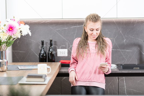 Stockfoto: Vrouw · berichten · telefoon · mobiele