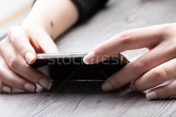 Nő gépel szöveges üzenet okostelefon közelkép kezek Stock fotó © Giulio_Fornasar