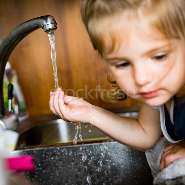 Foto d'archivio: Bambina · mano · acqua · baby · in · streaming · fuori