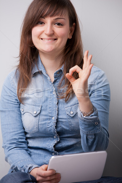 [[stock_photo]]: Femme · souriante · numérique · comprimé · femme · détendre · parfait