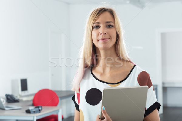 Femeie birou digital comprimat mandru fericit Imagine de stoc © Giulio_Fornasar