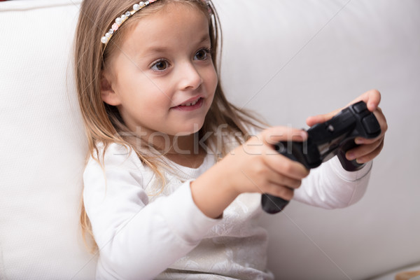 Stock foto: Cute · kleines · Mädchen · spielen · Videospiele · halten