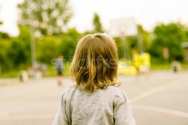 Fată singur vizionarea alte joacă fetita Imagine de stoc © Giulio_Fornasar