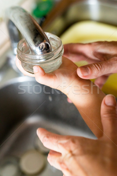 Adult copil mâini apă copil mic Imagine de stoc © Giulio_Fornasar