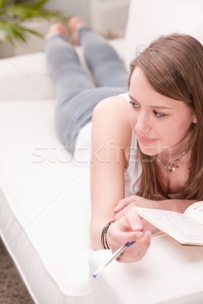 Menina estudar sofá leitura sala de estar escolas Foto stock © Giulio_Fornasar