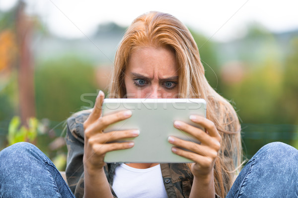 Grappig gezichten geschokt meisje tablet jonge vrouw Stockfoto © Giulio_Fornasar