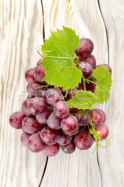Bleu raisins table blanche bois fruits Photo stock © Givaga