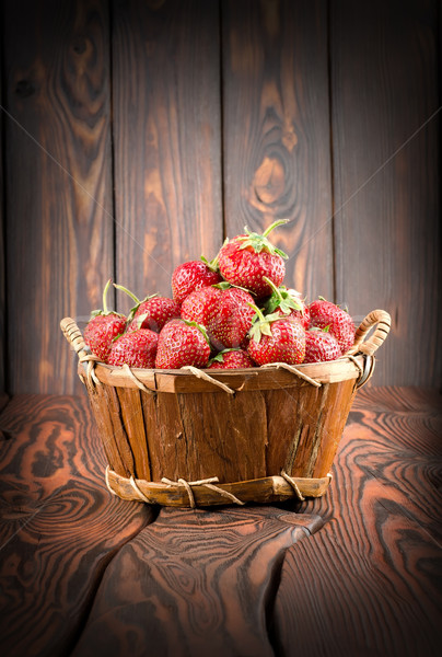 Fraises panier bois alimentaire bois fruits Photo stock © Givaga