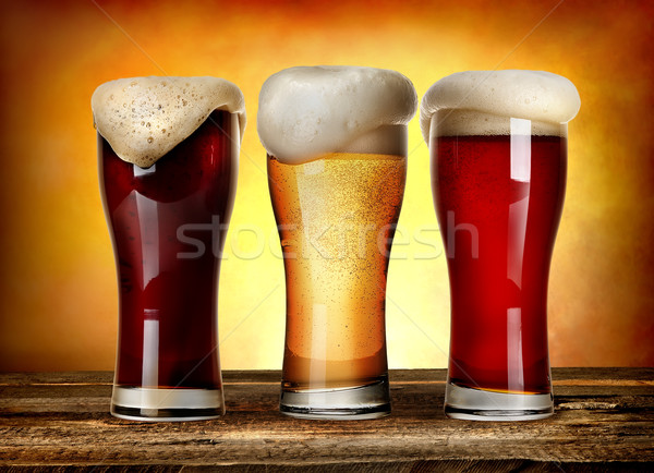 Stockfoto: Bier · drie · bril · houten · tafel · licht · achtergrond