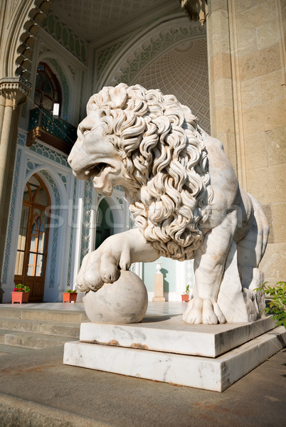 Stock foto: Skulptur · Löwen · Ball · Palast · Garten · weiß