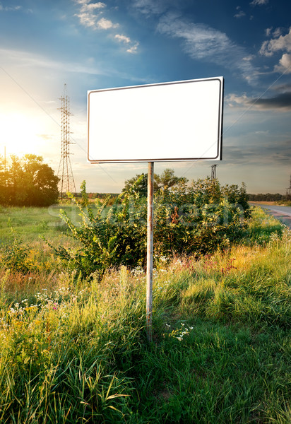 Foto d'archivio: Cartellone · campo · strada · erba · estate · blu