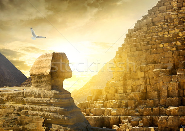 Mare Sphinx piramide luminos soare peisaj lume Imagine de stoc © Givaga