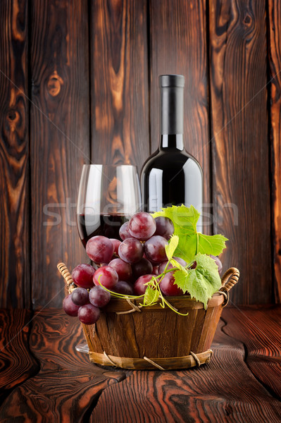Vin struguri vin rosu sticlă de vin sticlă Imagine de stoc © Givaga