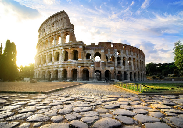 Colosseum Roma rutier însorit dimineaţă Imagine de stoc © Givaga