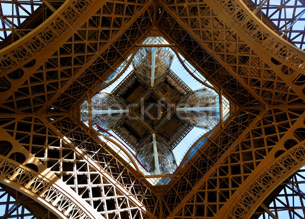 Wieża Eiffla poniżej widoku Paryż Francja budynku Zdjęcia stock © Givaga
