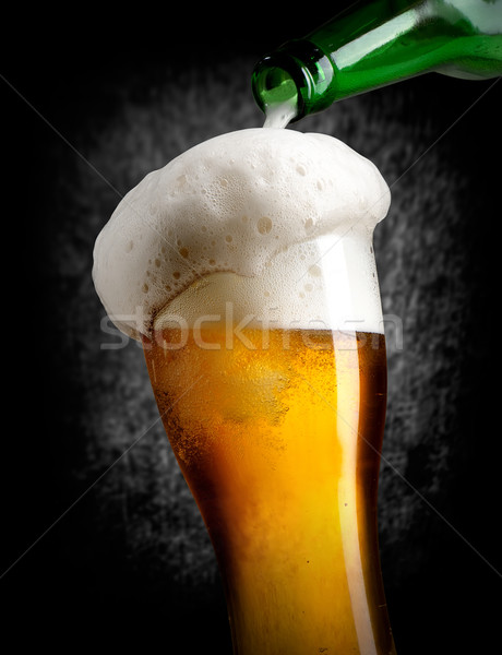 áramló sör fekete üveg fény háttér Stock fotó © Givaga