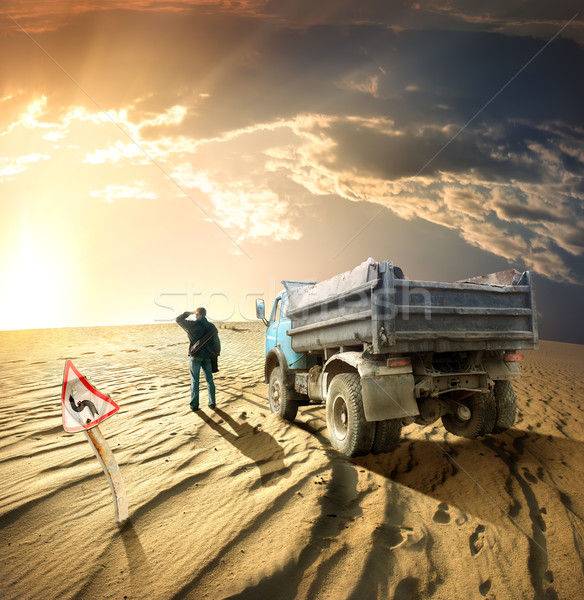 Foto stock: Homem · caminhão · deserto · pôr · do · sol · carro · nuvens