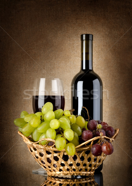 Wina winogron koszyka butelki wino czerwone płótnie Zdjęcia stock © Givaga