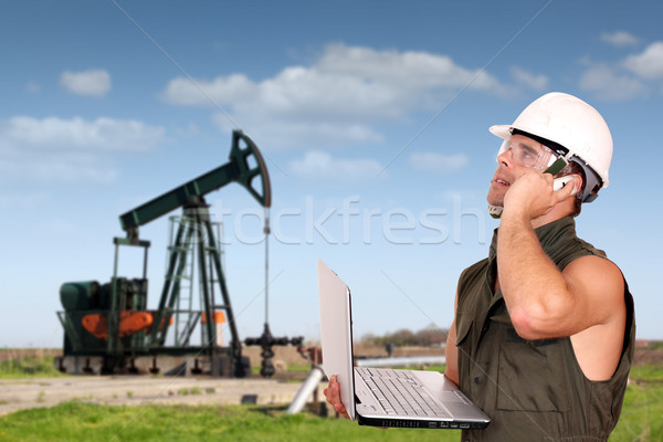 Stock foto: Ölarbeiter · Laptop · Telefon · Bereich · Arbeitnehmer · sprechen