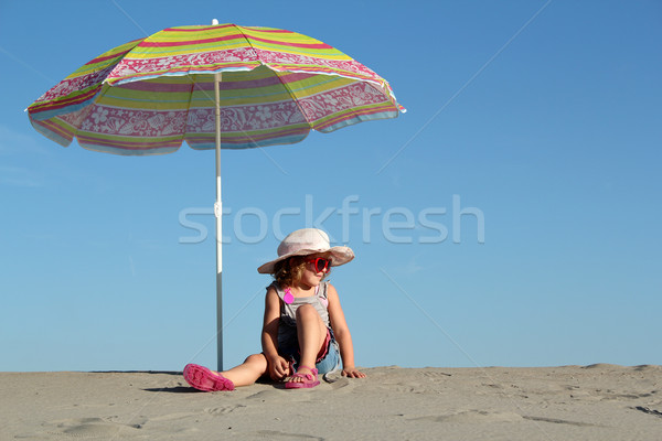 小女孩 墨鏡 坐在 陽傘 微笑 孩子 商業照片 © goce