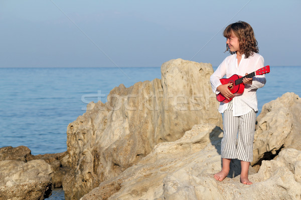 Meisje permanente rock spelen gitaar water Stockfoto © goce
