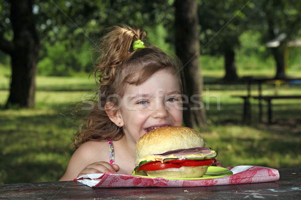 商业照片:饿 小女孩·吃 三明治 公园 hungry little girl