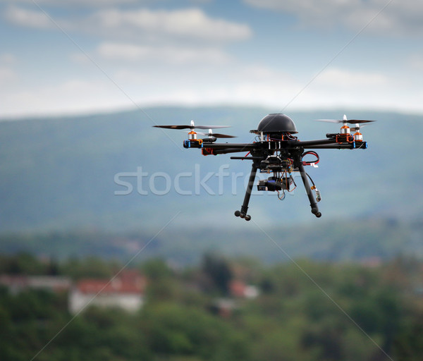 Care zboară aparat foto cer tehnologie robot digital Imagine de stoc © goce