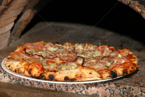 Lezzetli pizza tuğla fırın restoran Stok fotoğraf © goce